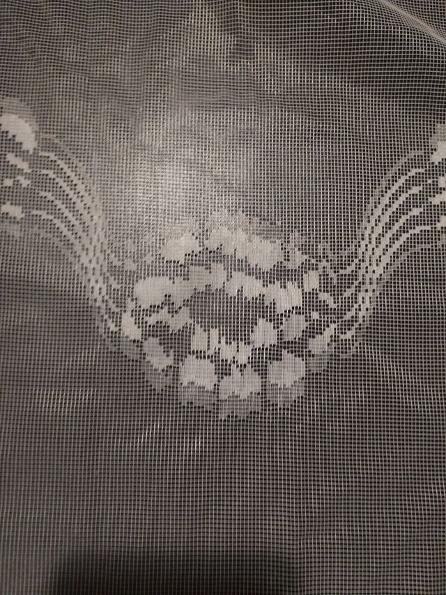 Tenda bianca lavorata