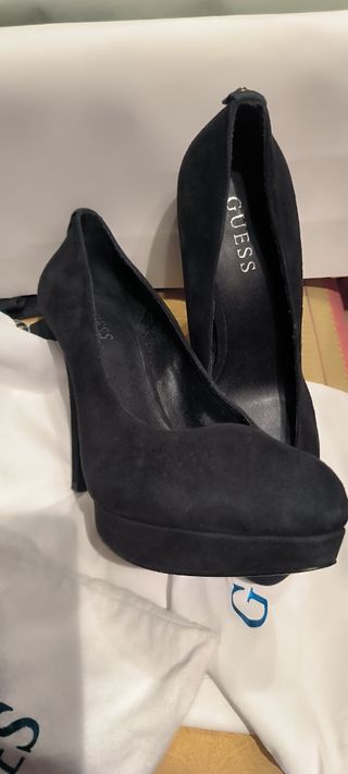 Zapato salón muy elegante en ante negro