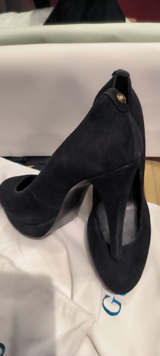 Zapato salón muy elegante en ante negro