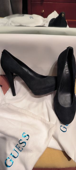 Zapato salón muy elegante en ante negro