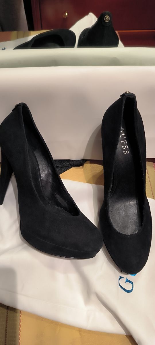 Zapato salón muy elegante en ante negro