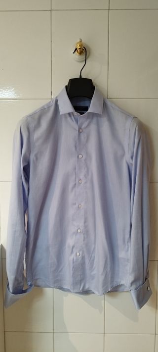 Traje (azul marino) + camisa (azul)