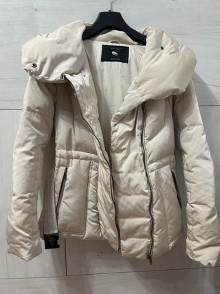 Chaqueta plumas beige Zara