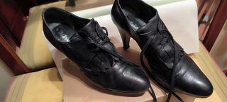 Zapato piel negra abotinado y tacón 