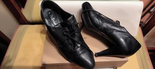 Zapato piel negra abotinado y tacón 