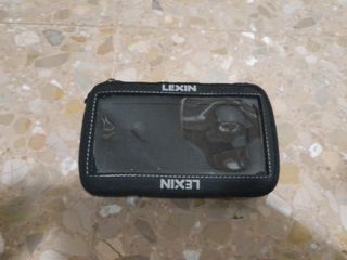 Funda para móbil sobre deposito de moto