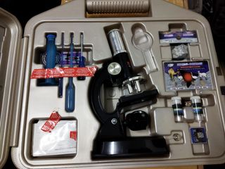 Microscopio con accesorios 🔬