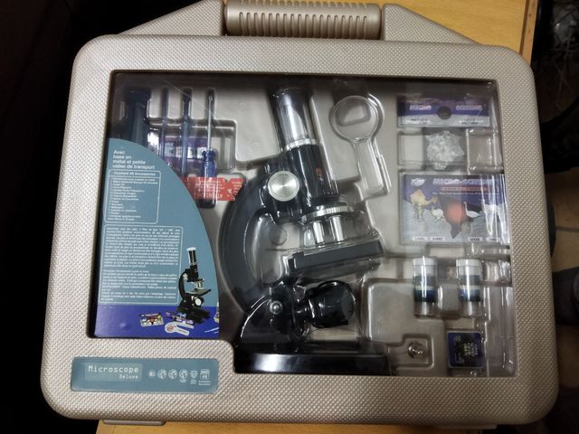 Microscopio con accesorios 🔬