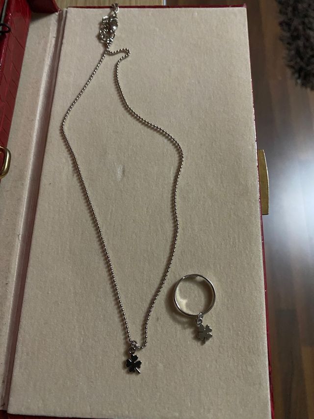 collana con ciondolo quadrifoglio e anello 