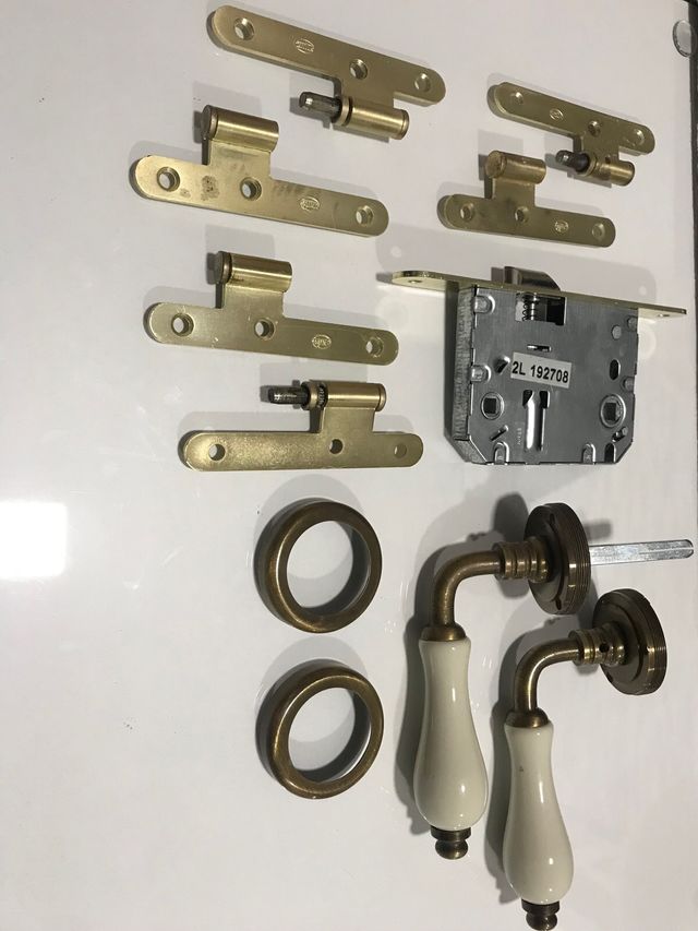 Manilla puerta (derecha) más pestillos