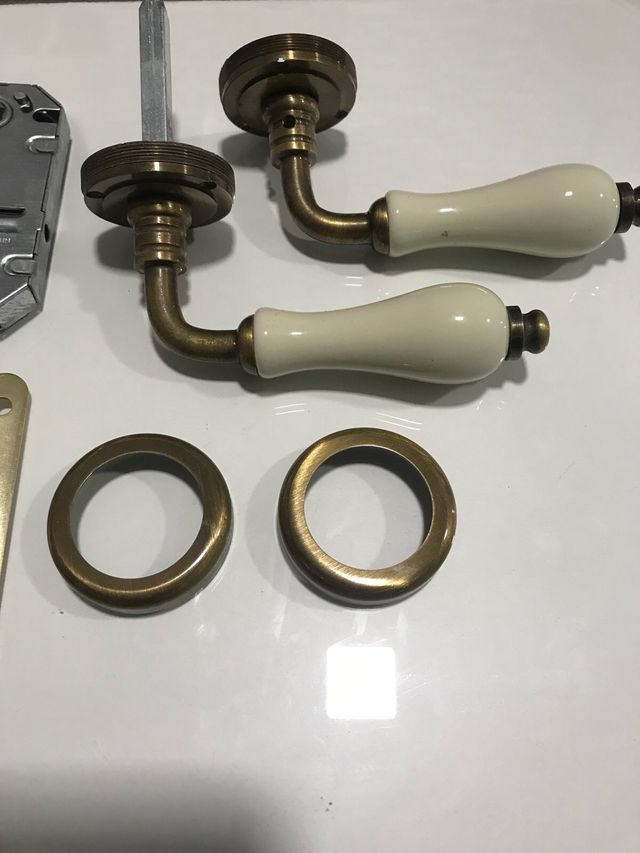 Manilla puerta (derecha) más pestillos