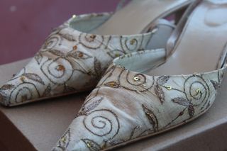 Zapato / Sandalia de punta tacón bajo color beige