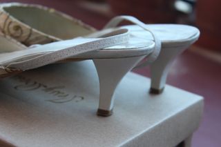 Zapato / Sandalia de punta tacón bajo color beige