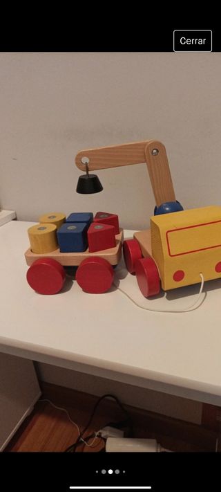 Camión grúa de madera