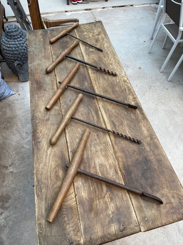 Barrenas grandes y antiguas de carpintero