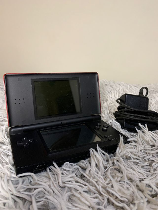 NITENDO DS  LITE ROJA Y NEGRA