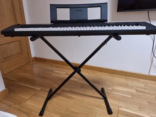 YAMAHA PIAGGERO NP-32B CON SOPORTE