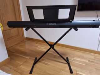 YAMAHA PIAGGERO NP-32B CON SOPORTE