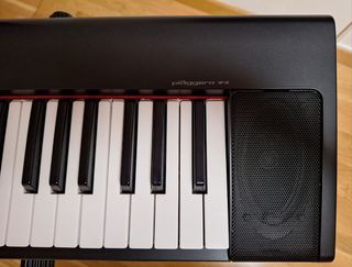 YAMAHA PIAGGERO NP-32B CON SOPORTE