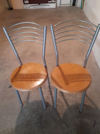 Dos sillas de madera y aluminio