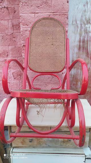 Mecedora Thonet. para restaurar.