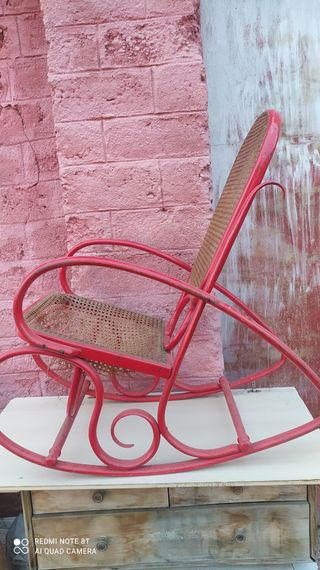 Mecedora Thonet. para restaurar.
