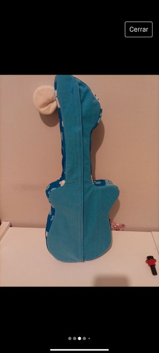 Guitarra de  peluche musical