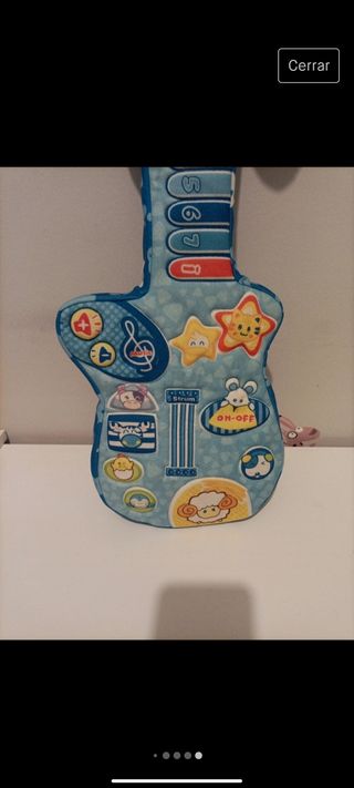 Guitarra de  peluche musical