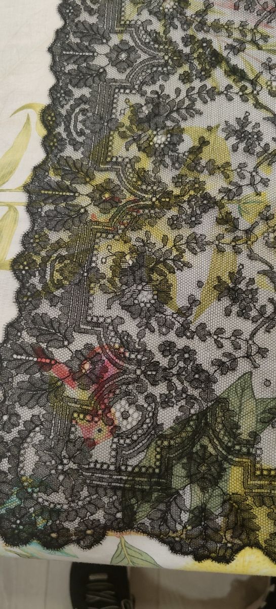 Preciosa mantilla negra de Chantillí