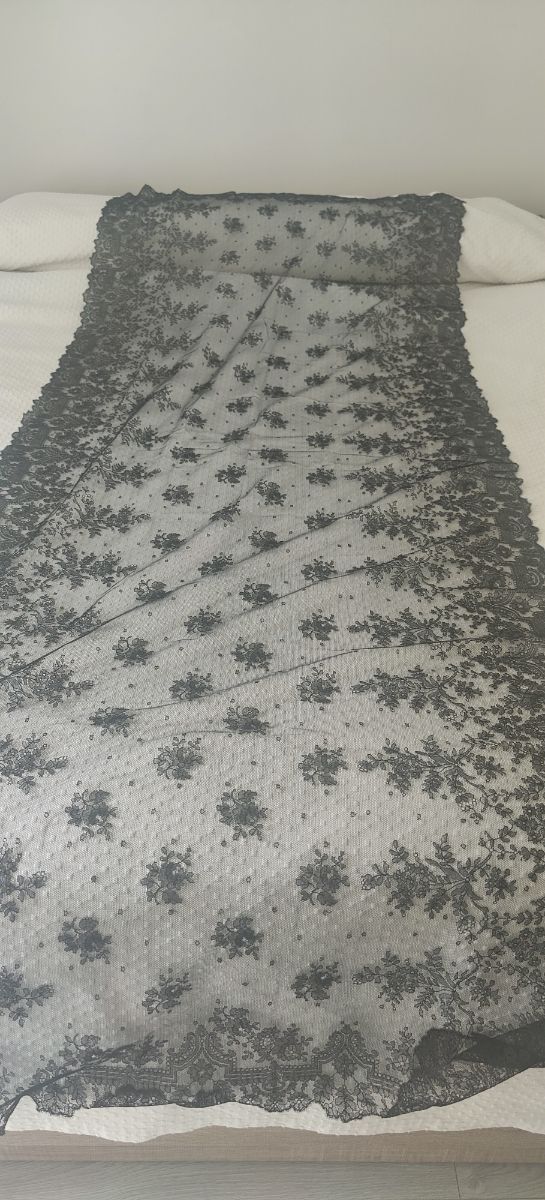 Preciosa mantilla negra de Chantillí