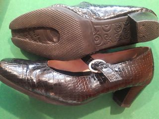 Zapato salón Pitillos negro tacón T.38.