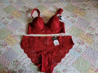 Conjunto de lencería nuevo con etiquetas.