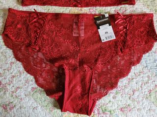 Conjunto de lencería nuevo con etiquetas.