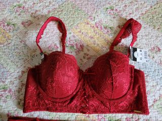 Conjunto de lencería nuevo con etiquetas.