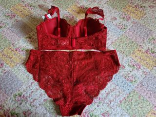 Conjunto de lencería nuevo con etiquetas.