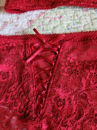 Conjunto de lencería nuevo con etiquetas.