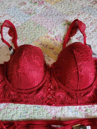 Conjunto de lencería nuevo con etiquetas.