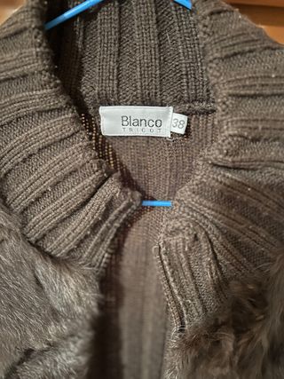 chaleco piel sintética y punto marrón