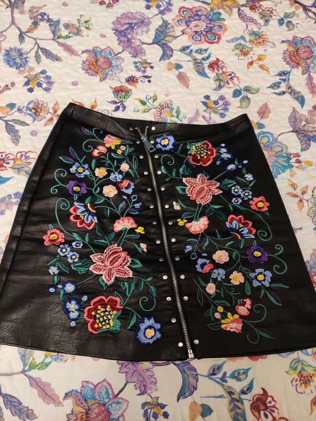 Falda Stradivarious negra con flores