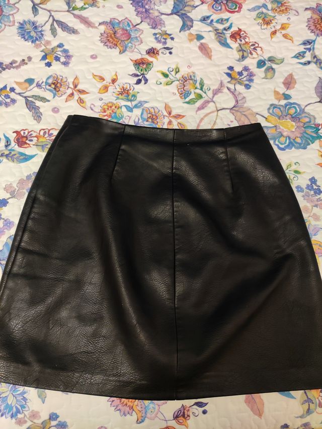 Falda Stradivarious negra con flores