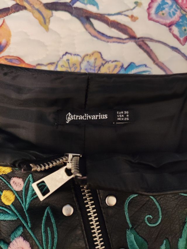 Falda Stradivarious negra con flores