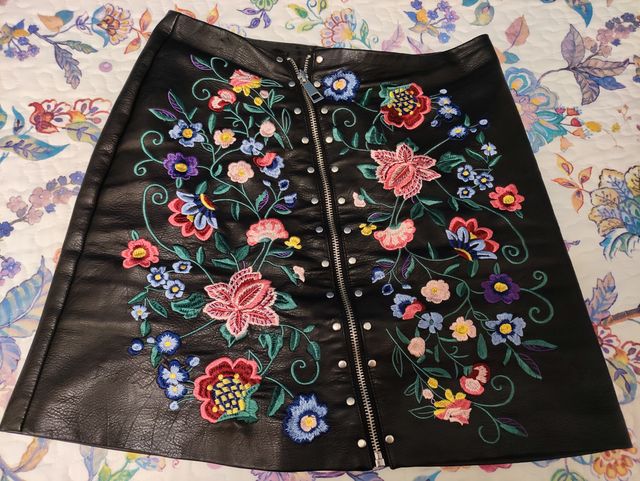 Falda Stradivarious negra con flores