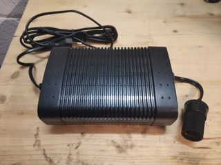 Alimentatore per frigorifero portatile.