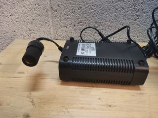 Alimentatore per frigorifero portatile.