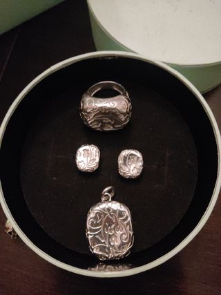 Anillo, pendientes y colgante Tous