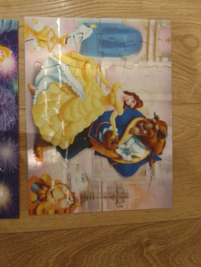 2 puzzles holográficos de princesas Disney.