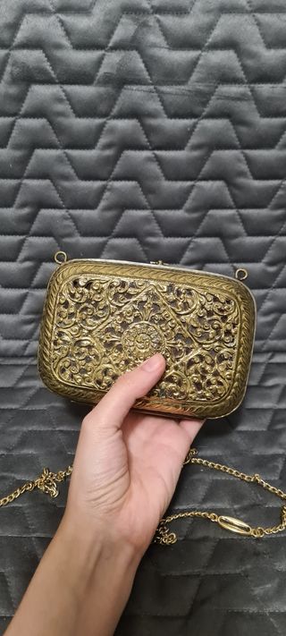 Bolso de noche metal dorado