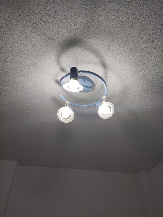 LAMPARA 3 FOCOS DIRECCIONABLES Y ESTOR