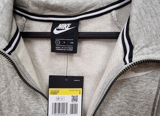 chaqueta NIKE de capucha para mujer