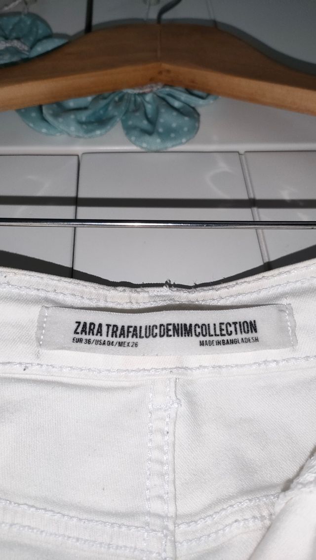 Pantalón blanco pitillo de Zara